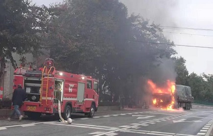 貨運車輛發(fā)生自燃，廣州市流溪河國家森林公園快速處置火災(zāi)事故